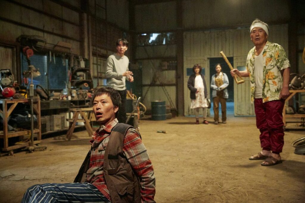 Film zombie dengan genre komedi mungkin sudah banyak tapi bisa dibilang The Odd Family: Zombie On Sale berhasil memberi plot yang menarik.