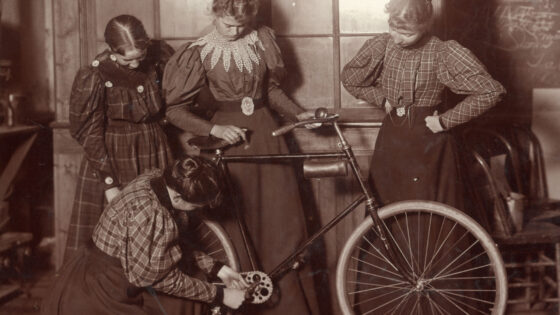 Perempuan sedang memperbaiki sepeda