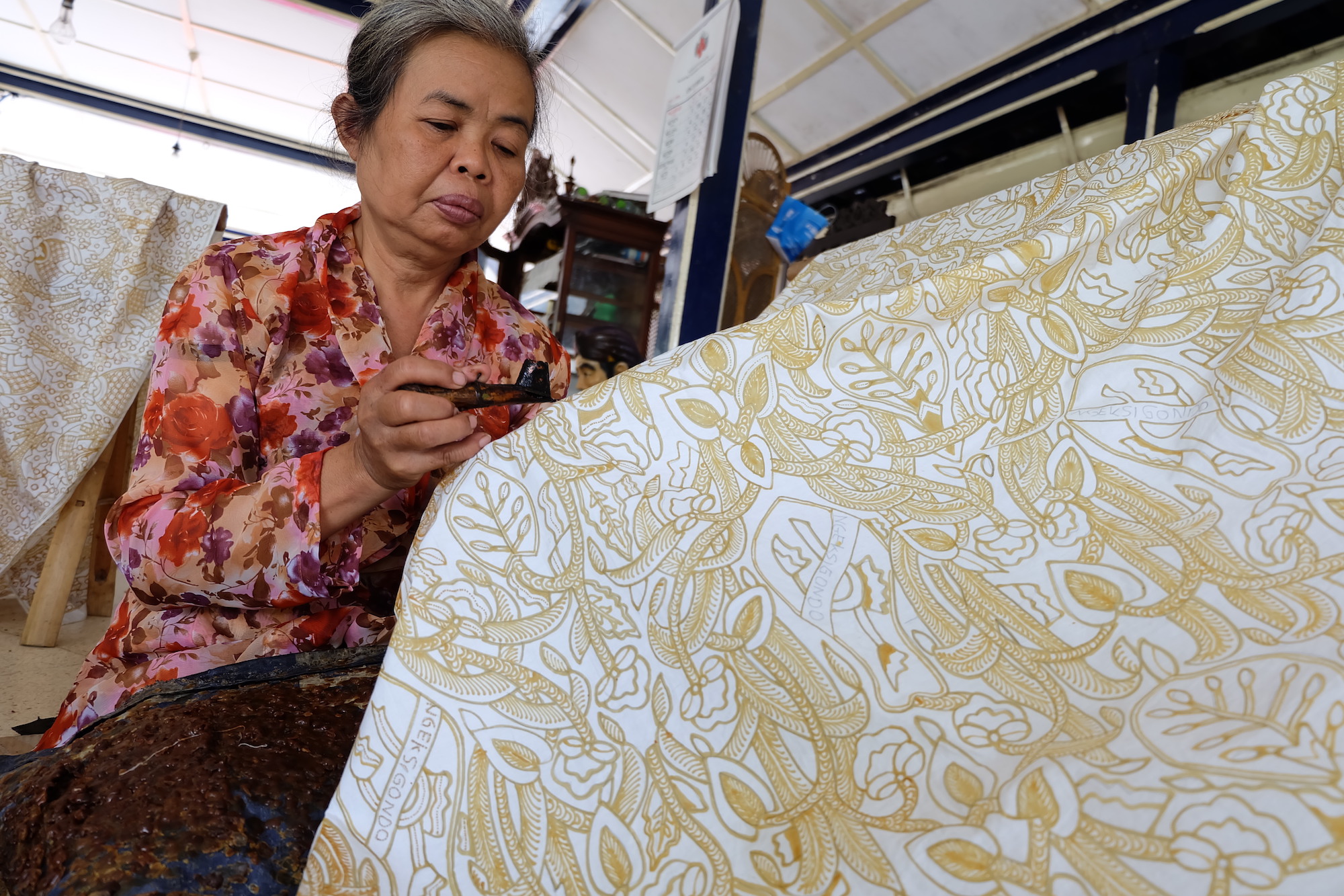 Pembuatan Batik Tulis di Lingkungan Keraton Yogyakarta