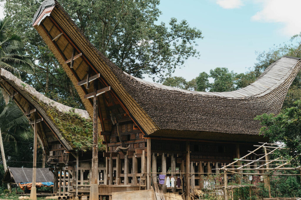 Motif ukiran Toraja sebagai sistem kepercayaan seni hidup manusia Toraja dalam Tongkonan (rumah adat)