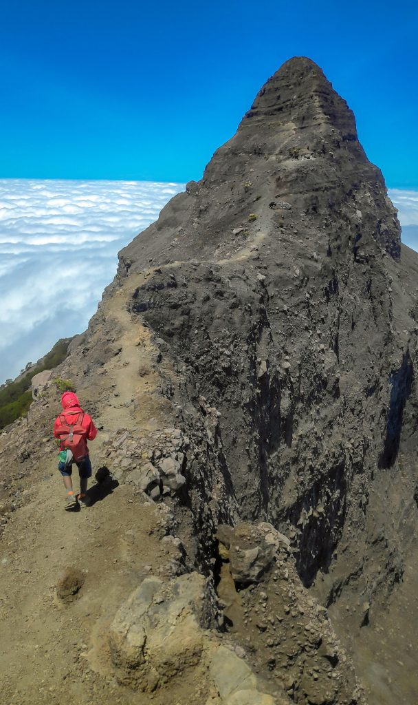 Melalui Shirathal Mustakim melewati tepian puncak 17 jalur maut gunung raung