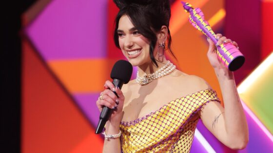 dua lipa dominasi panggung brit awards 2021