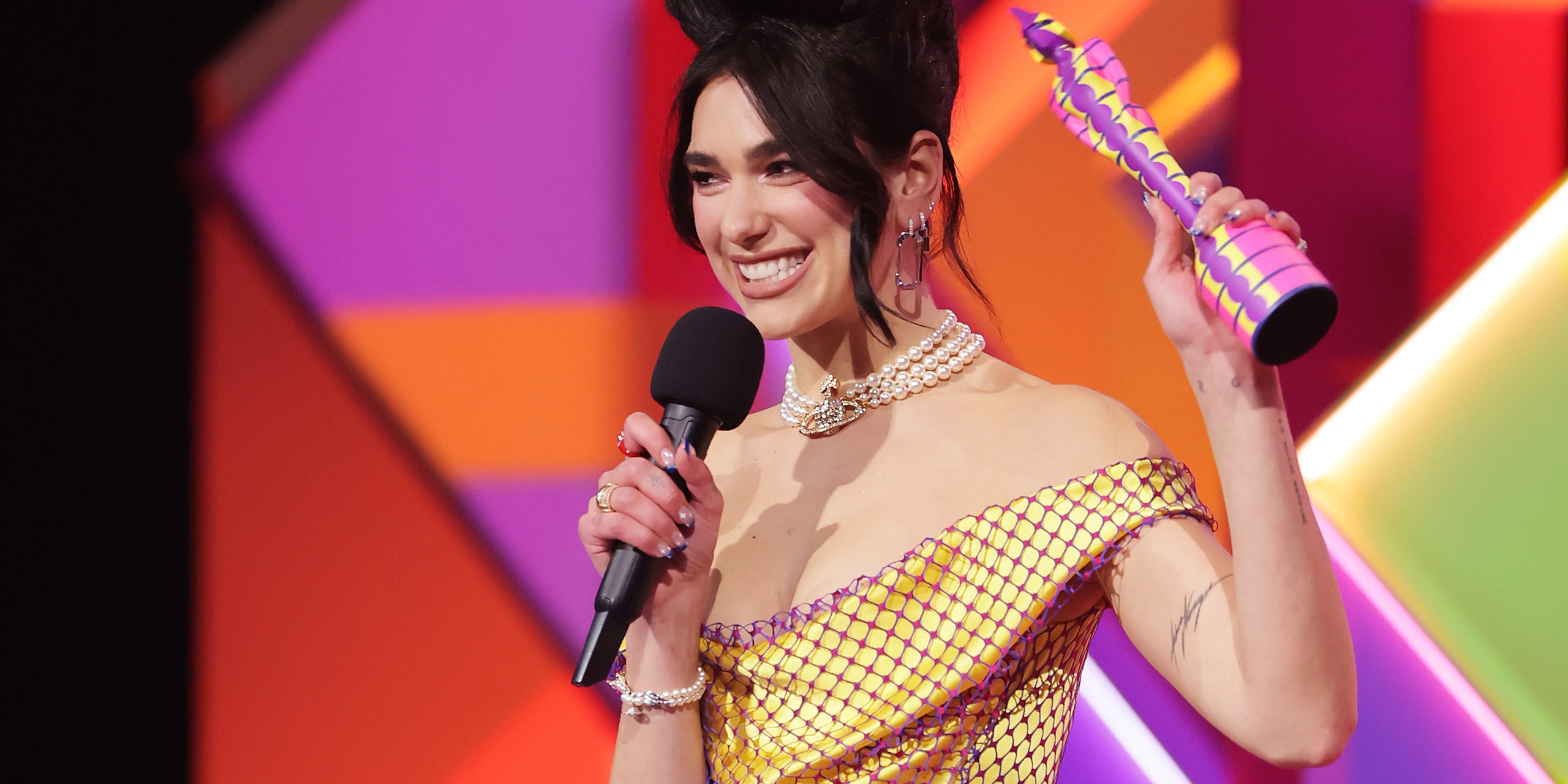 dua lipa dominasi panggung brit awards 2021