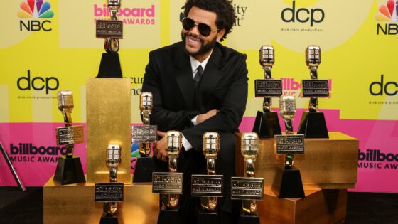 The Weeknd Borong 10 Piala Billboard Music Awards 2021