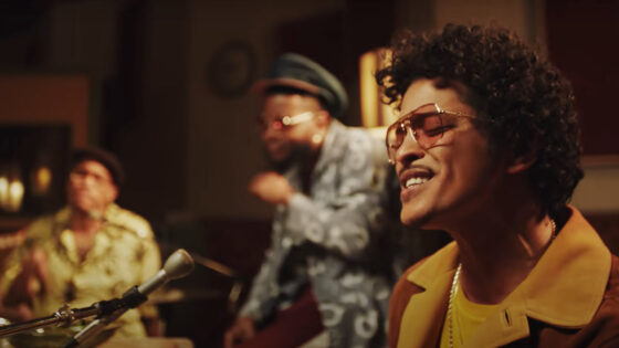 Proyek supergroup Bruno Mars dan Anderson .Paak mengguncang dengan genre motown ballad dan sentuhan retro yang tak biasa.