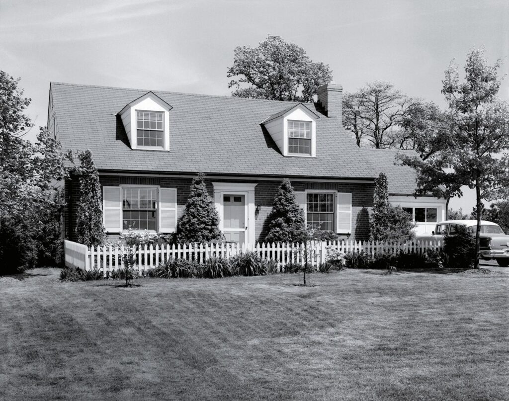Rumah berpagar putih yang diasosiasikan dengan American Dream 1940-an