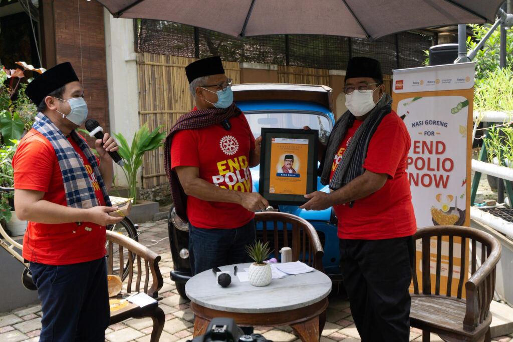 Budi Soehardi as District Governor of Rotary International District 3410 (left) present a certificate of appreciation to Rano Karno (right) after the talk show