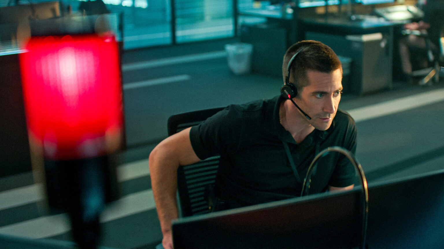 The Guilty Review Penampilan Memikat Jake Gyllenhaal Sebagai Operator 911 Cultura