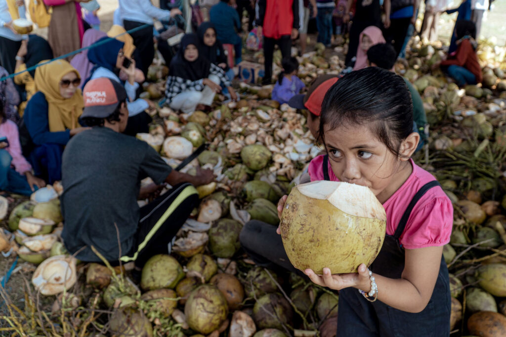 Kegiatan Minum Air Kelapa Massal di Lapangan Benteng, Selayar - 1