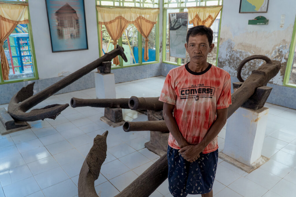 Potret Abdul Rachman dengan Jangkar Raksasa dan Meriam di Kampung Padang